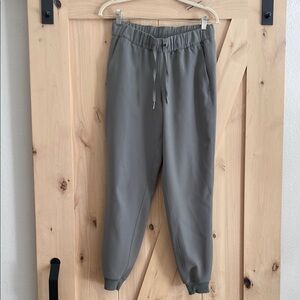 Lululemon On The Fly Woven Jogger (6) GRSG (sage green)